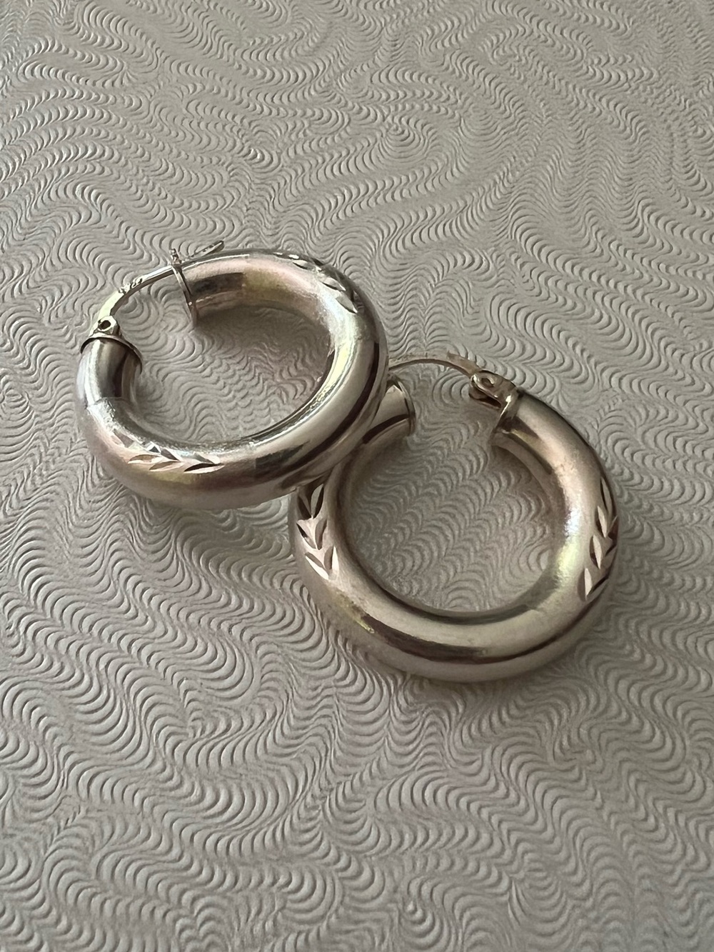 VINTAGE STERLING SILVER PUFFY HOLLOW TUBE HUGGIE HOOP EARRINGS 1"